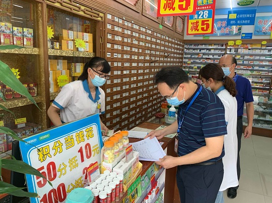 （圖為黃勁鋒局長、個(gè)私企徐國奇副書記檢查藥店落實(shí)購藥實(shí)名登記情況）.jpg