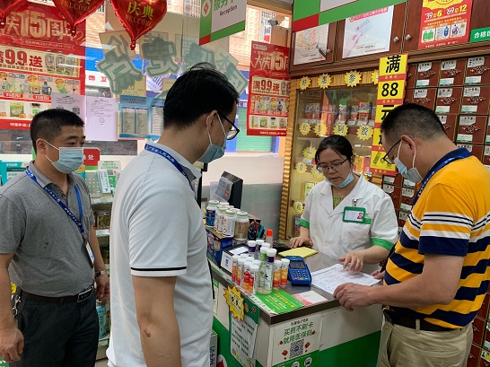 （圖為黃小明副局長檢查藥店實(shí)名購藥登記情況）.jpg