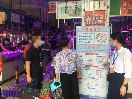 （圖為潘秀佳副局長督導(dǎo)農(nóng)貿(mào)市場防疫情況并提醒市民做好個(gè)人防護(hù)）.jpg