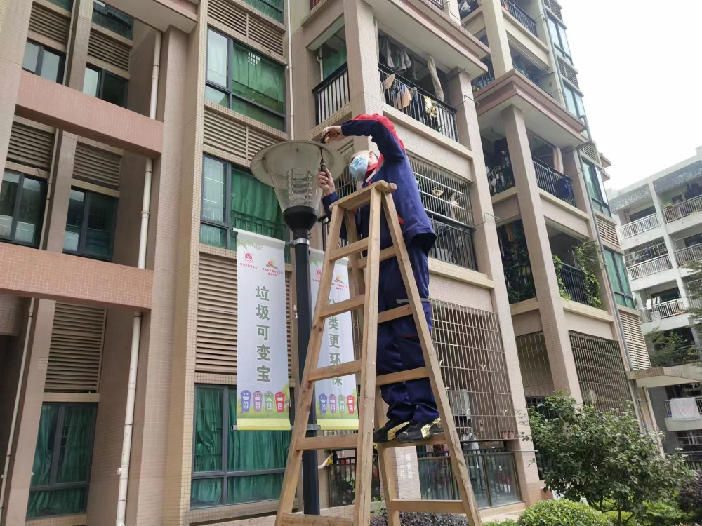 （信息公開(kāi)20230105更換燈泡 照亮公租房住戶的心-圖一.jpg