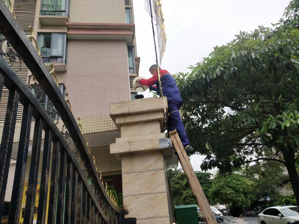 （信息公開(kāi)20230105更換燈泡 照亮公租房住戶的心-圖二.jpg