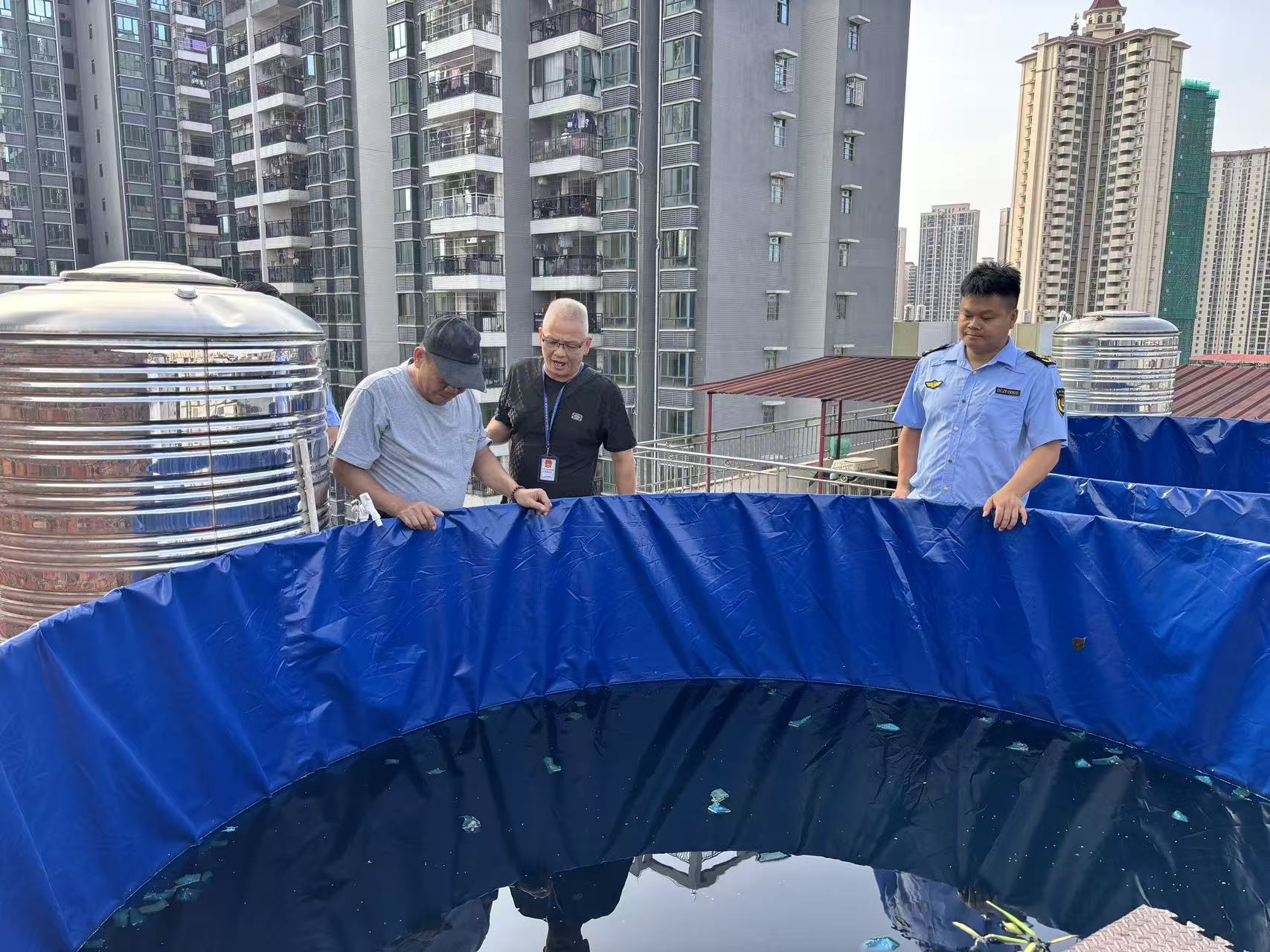 （建議優(yōu)先選用）執(zhí)法人員聯(lián)合社區(qū)到住宅樓頂開(kāi)展環(huán)境衛(wèi)生檢查2.jpg